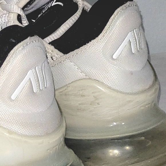 Women's Nike Air Max 270 Running Shoe Sneakers - Picture 14 of 15